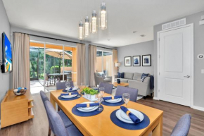 2BR Lakefront Townhome with Resort Access and Private Hot Tub - 3 Miles to Disney!